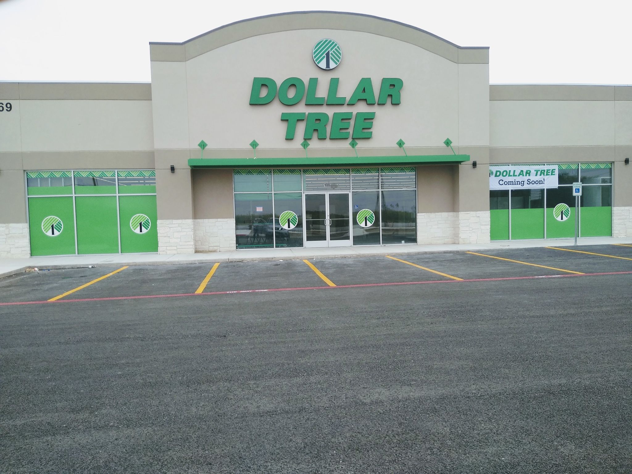 Delivered a prominent storefront signage for Dollar Tree, marking its presence with clear, brand-aligned aesthetics.